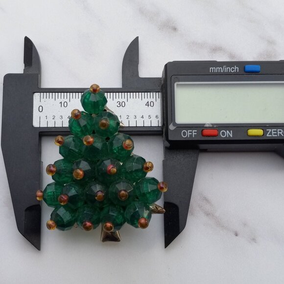 Christmas Tree Brooch Faceted Green Beads w Red Toppers 1960s - Picture 9 of 11